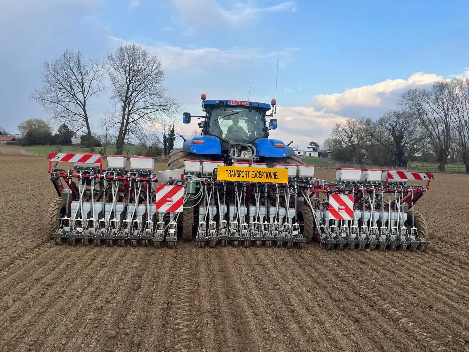 Pneumatyczny siewnik precyzyjny Agricola Italiana serii SNT podczas siewu warzyw