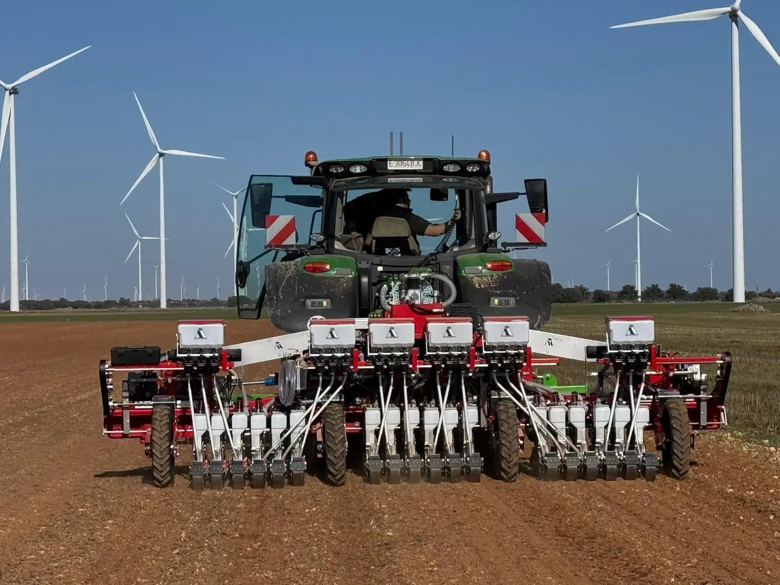 Pneumatyczny siewnik precyzyjny Agricola Italiana serii SN podczas siewu warzyw