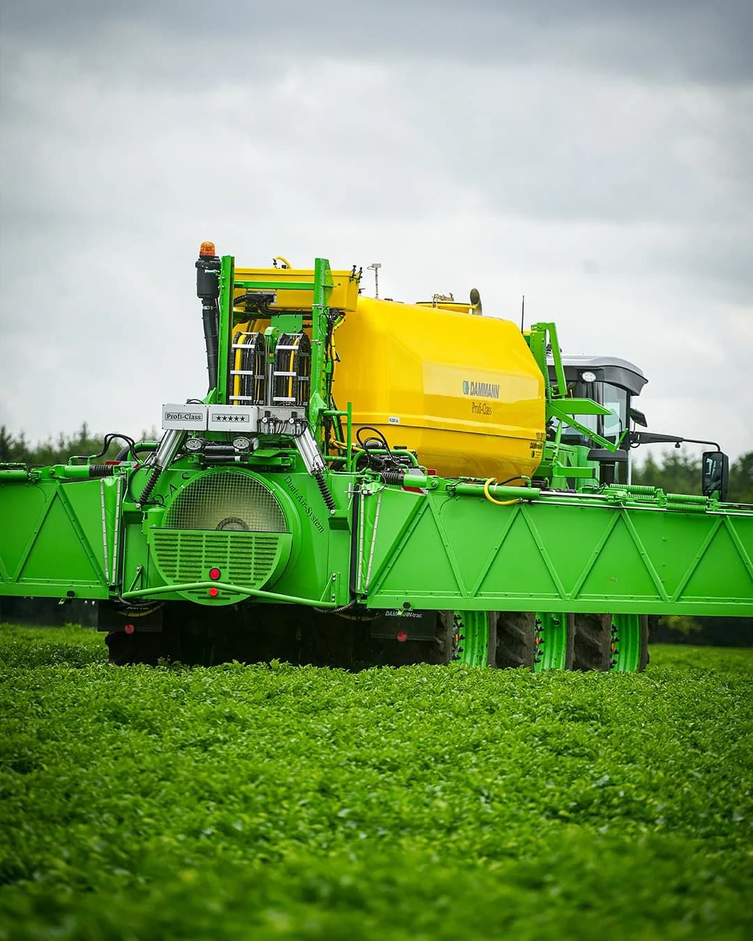 Dmuchawa Dual-Air-System na belce opryskiwacza DAMMANN w łanie