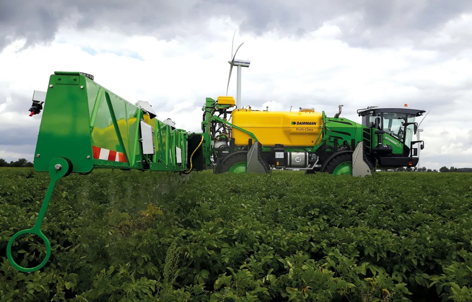 DT 2400H S5 Highlander z każdej strony — kadr 1
