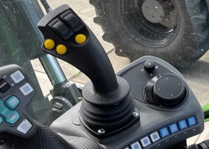 Joystick sterujący w kabinie