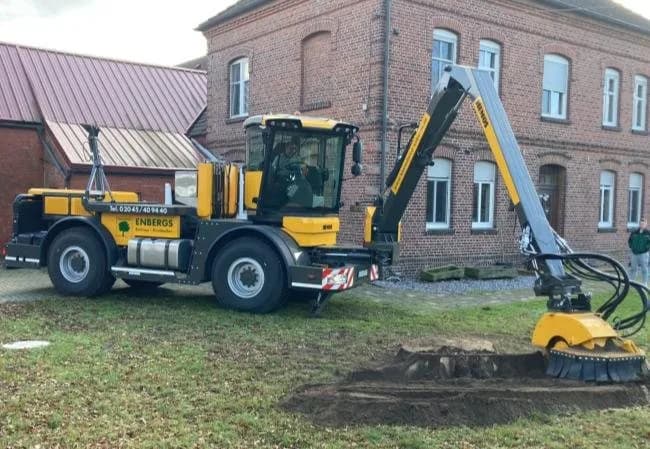 Hemostrac z wysięgnikiem w pracy