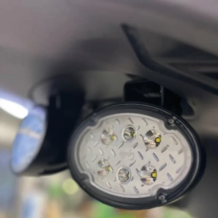 Reflektor roboczy oświetlający belkę opryskiwacza DAMMANN