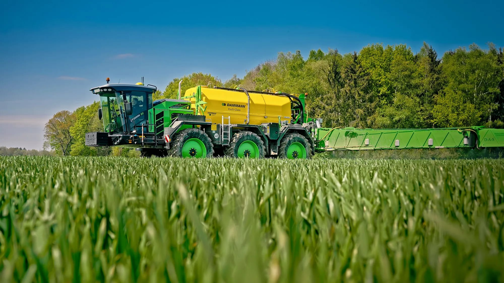DAMMANN DT 3500H — samojezdny opryskiwacz DAMMANN-trac w łanie zboża