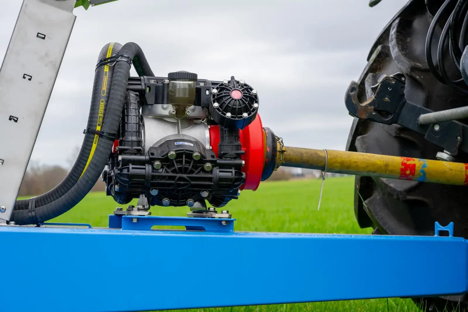Pompa 500 l/min systemu Liquiliser Duport — sterowana przez terminal ISOBUS ciągnika