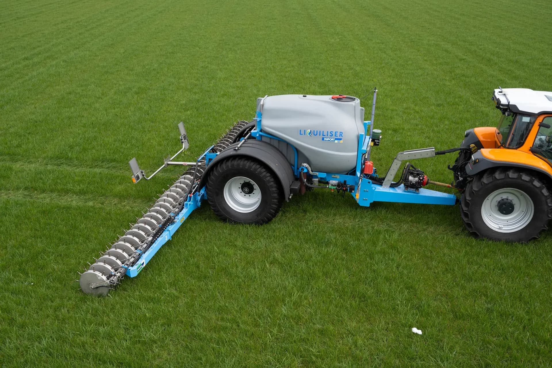 Duport PTW 8500 — ciągniony zbiornik 8 500 l ze stali nierdzewnej z brandingiem LIQUILISER, sprzężony z ciągnikiem i ramą iniekcyjną SW do doglebowej aplikacji RSM w technologii CULTAN