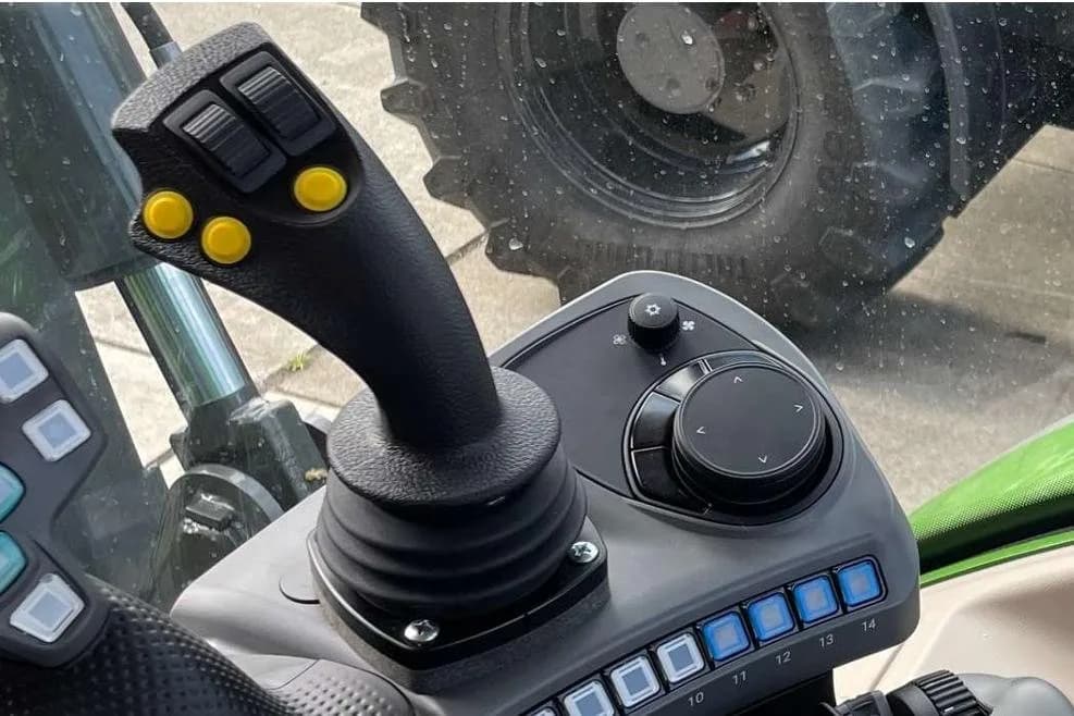 Joystick Danfoss w kabinie