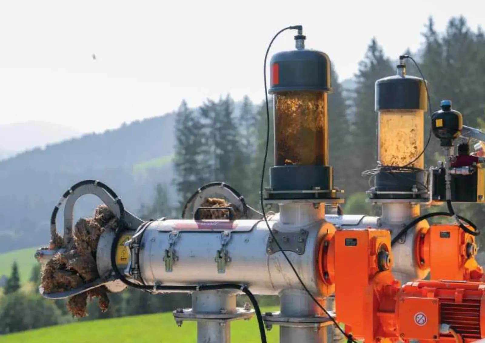 Perwolf Gülleseparator PSS 2.2-400 — separator gnojowicy podczas pracy, frakcja stała na wylocie prasy ślimakowej