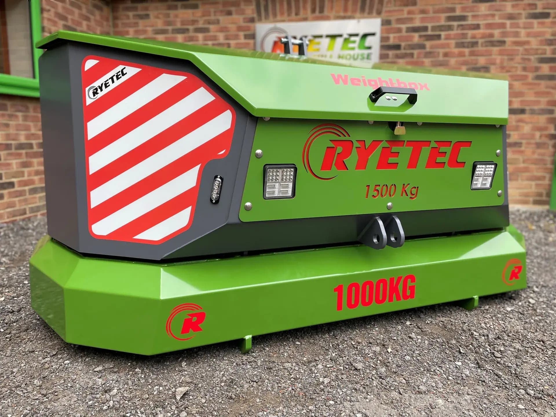 Ryetec Standard WeightBox — przedni obciążnik ze skrzynią narzędziową na ciągniku