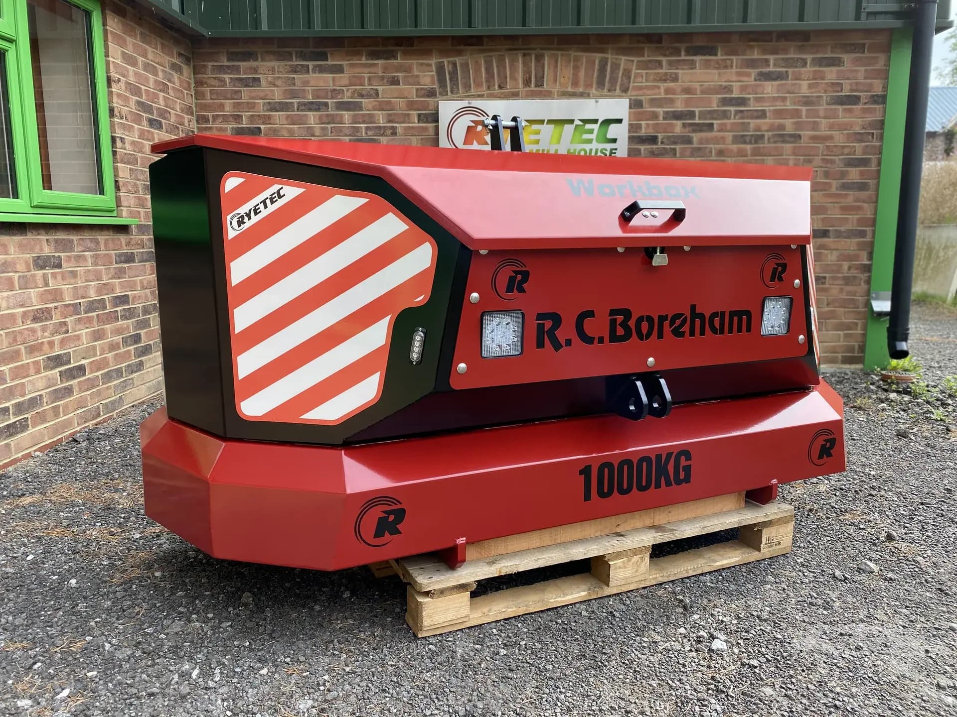 Ryetec Standard WorkBox — przedni obciążnik ze skrzynią narzędziową na ciągniku