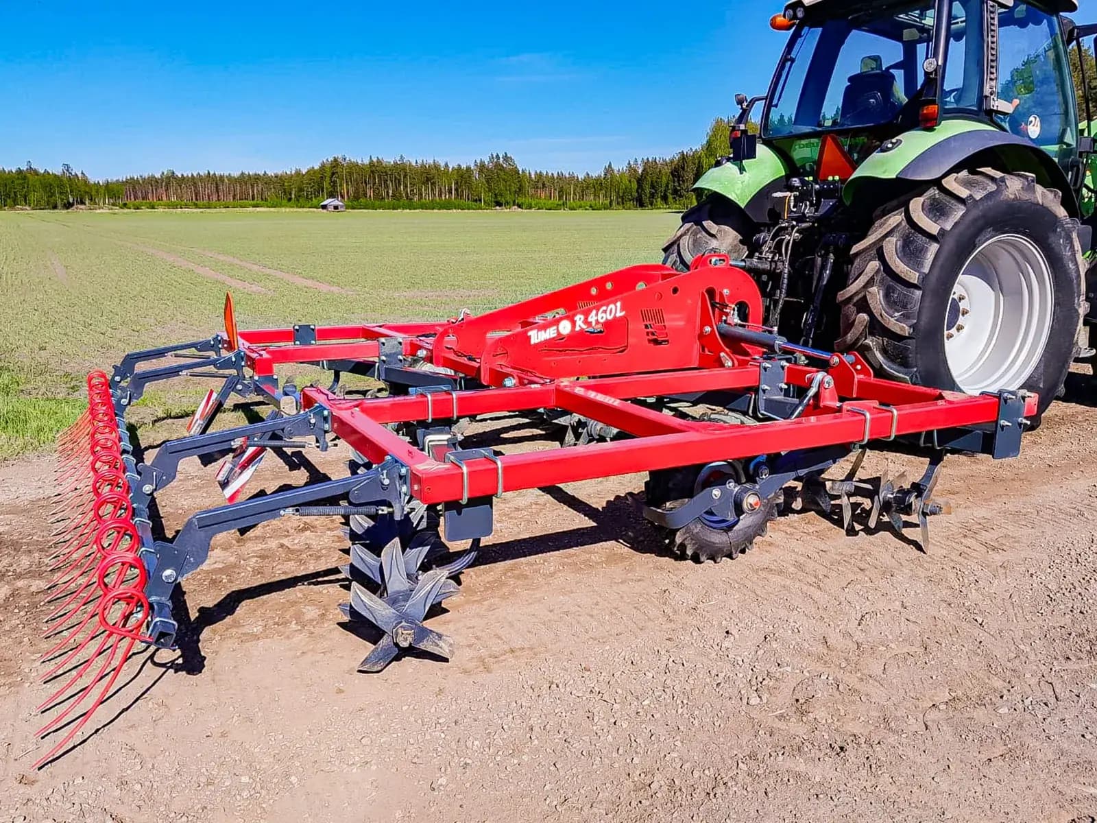 Tume Harrow R — brona w polu