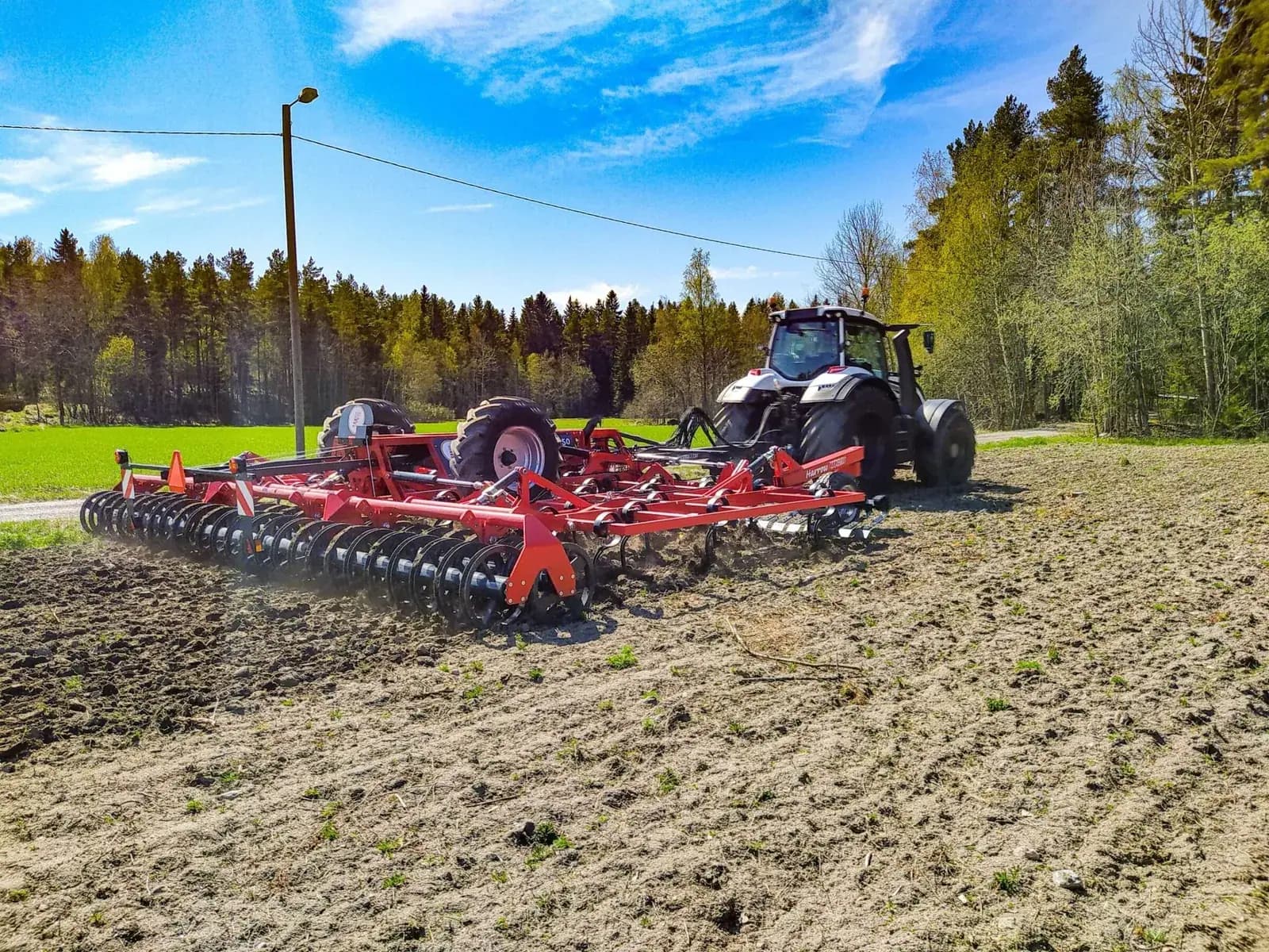 Tume Harrow T — brona zębowa w polu