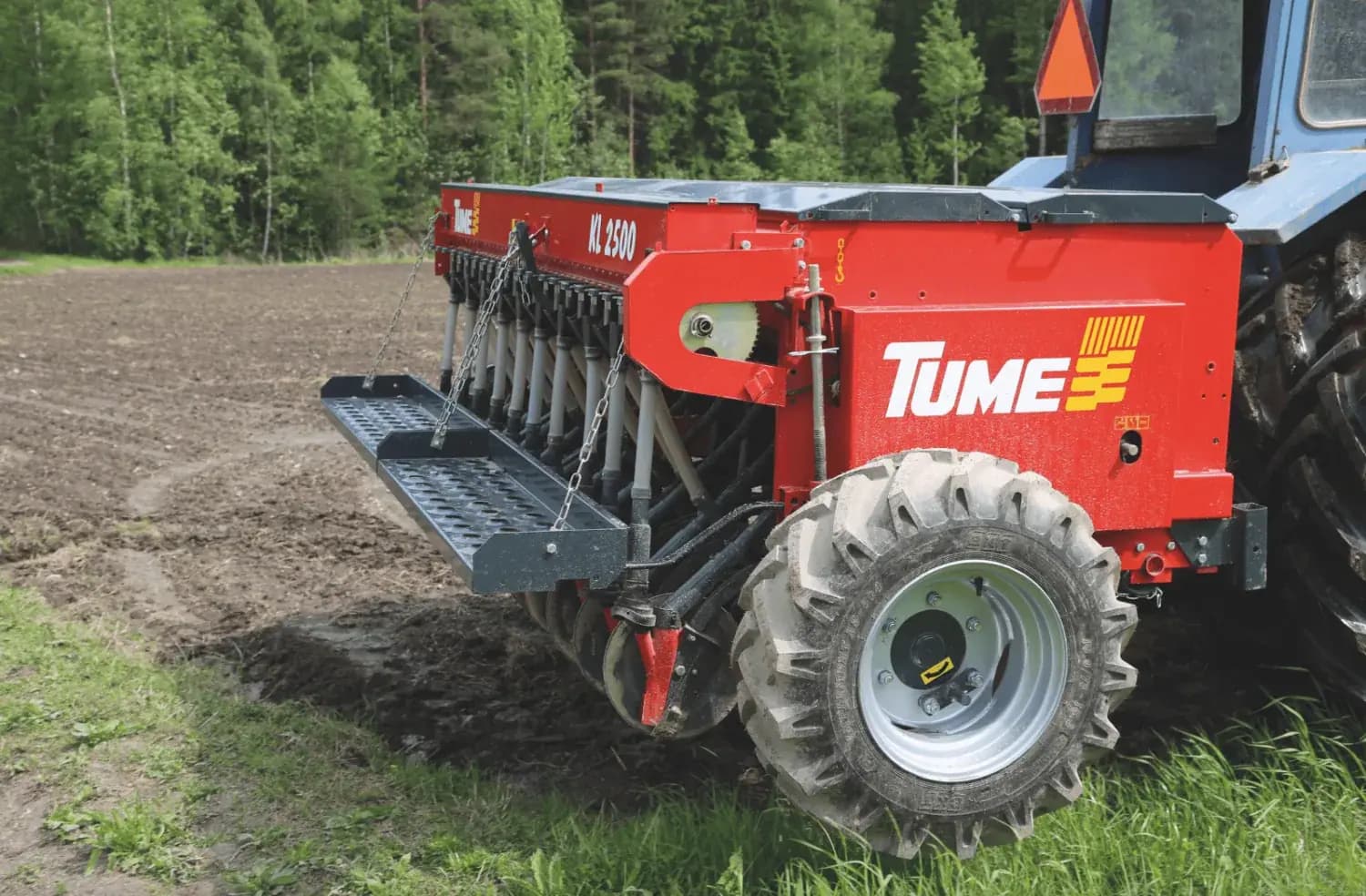 Tume KL 2500 — siewnik zbożowy w polu